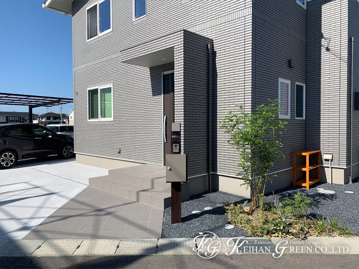シンプルモダンな建物に機能門柱でナチュラルさと落ち着きをプラス　栗東市
