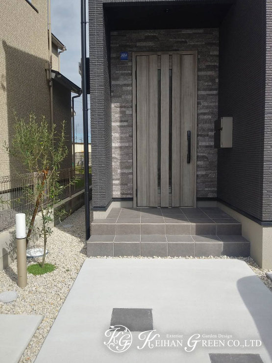 モノトーンでシンプルにまとめたスタイリッシュ外構　草津市