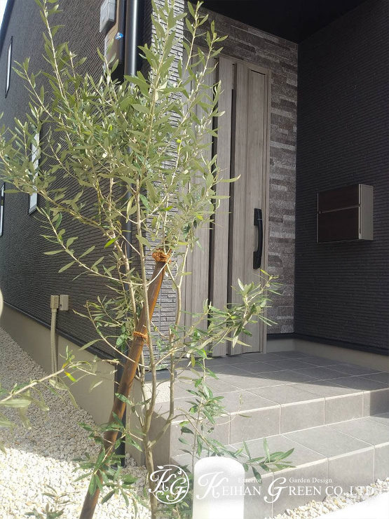 モノトーンでシンプルにまとめたスタイリッシュ外構　草津市