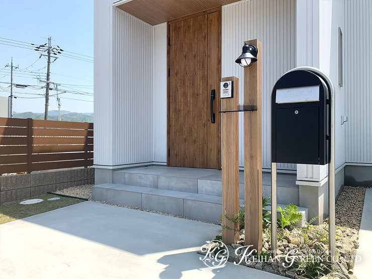 白いガルバリウム外壁のおうちを引き立てるシンプルナチュラル外構　彦根市