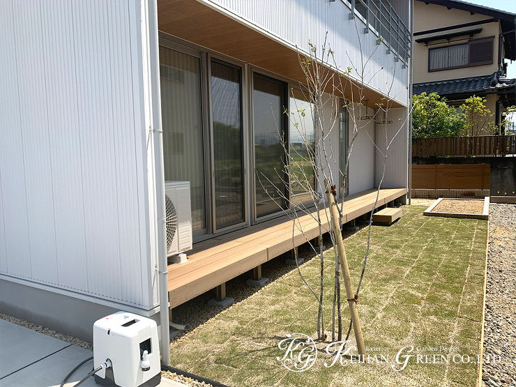 白いガルバリウム外壁のおうちを引き立てるシンプルナチュラル外構　彦根市