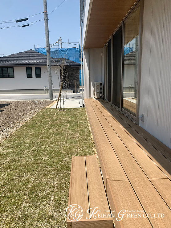 白いガルバリウム外壁のおうちを引き立てるシンプルナチュラル外構　彦根市
