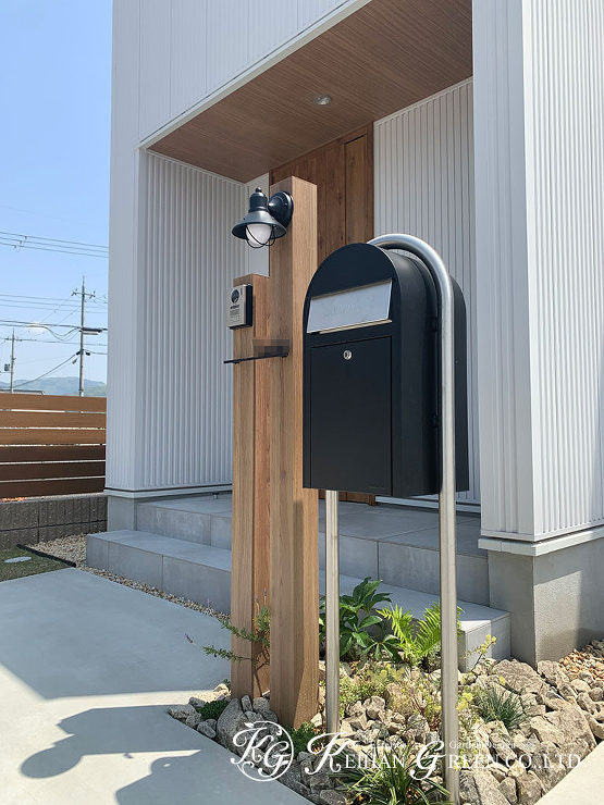 白いガルバリウム外壁のおうちを引き立てるシンプルナチュラル外構　彦根市