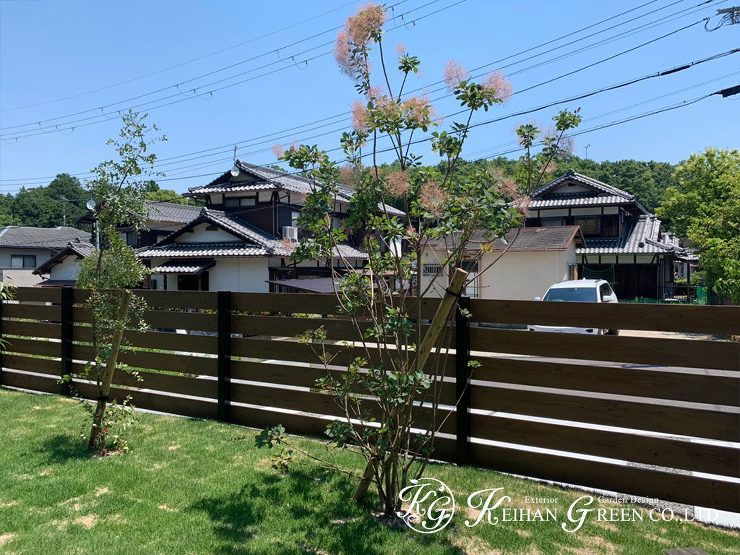枕木と天然芝を組み合わせたゆったりと過ごせるナチュラル外構　湖南市