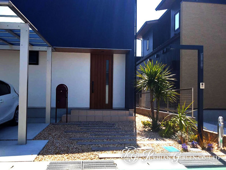 ガルバリウム外壁のオシャレな住宅を引き立てるスタイリッシュ外構　草津市