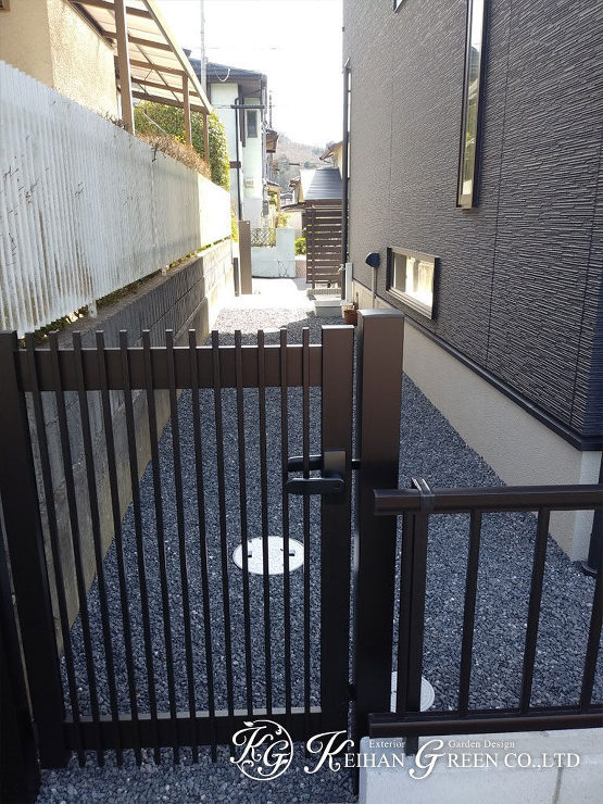 黒を基調に建物と調和したベーシック外構　大津市