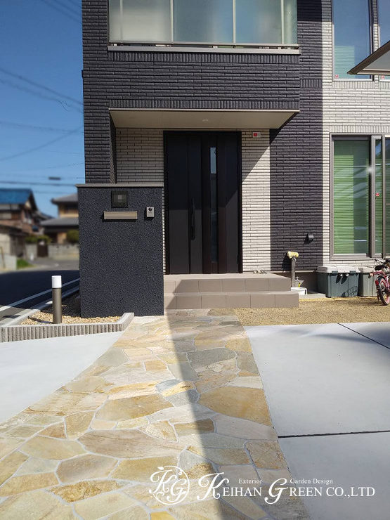 黒をアクセントにしたシンプルモダン外構　大津市