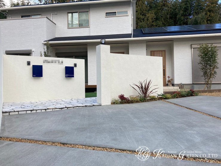 白い塗り壁に表札とポストがアクセントになったシンプルモダンなファサード　大山崎町