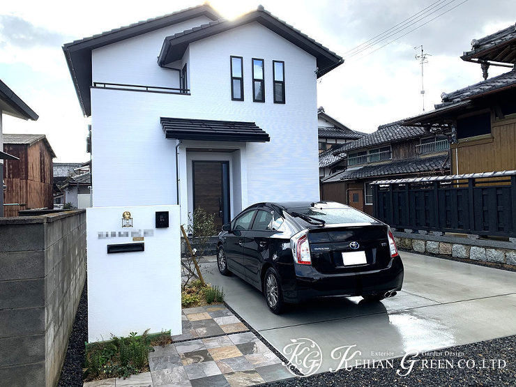 塗り壁門柱とアイアン表札、アプローチタイルの色の組合せでおしゃれに　野洲市