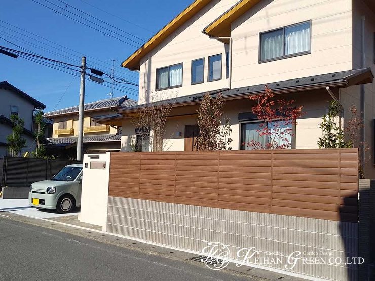 ベージュと木目が基調のクローズ外構　京都市