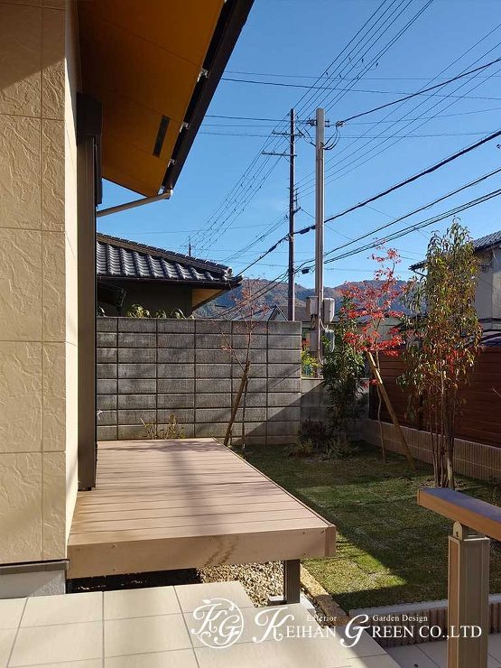 ベージュと木目が基調のクローズ外構　京都市