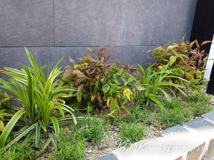 タイル貼りの門柱がモダンなクローズ外構　草津市