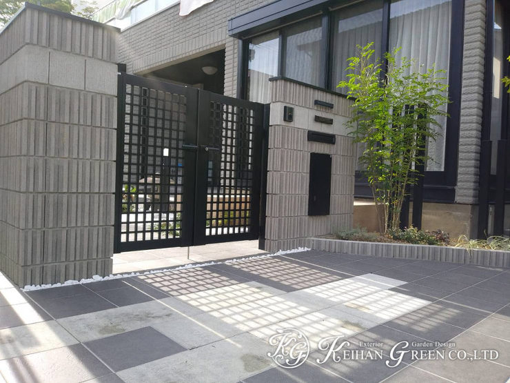 シックな色合いのブロックでお住まいとマッチしたエクステリアに　大津市
