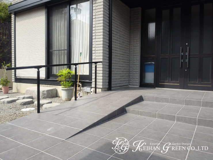 シックな色合いのブロックでお住まいとマッチしたエクステリアに　大津市