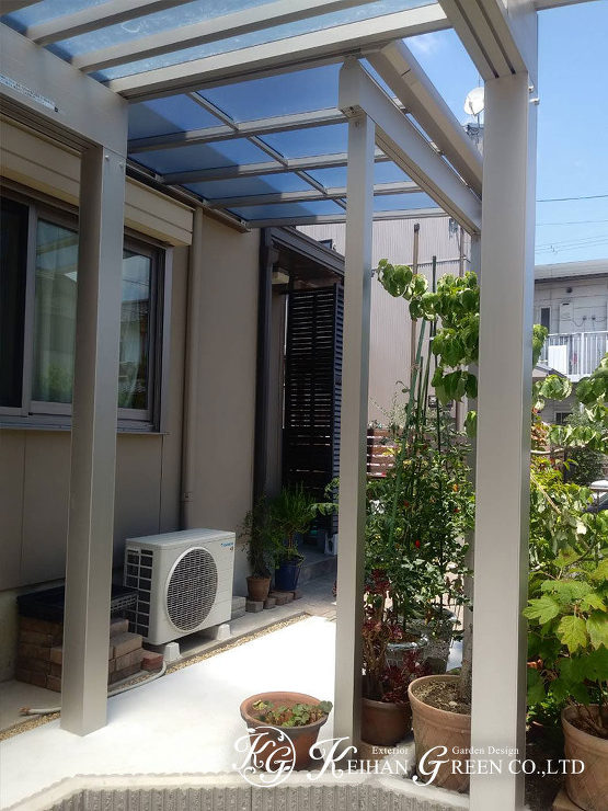 カーポートとテラス屋根を組み合わせて玄関までの動線を確保　彦根市