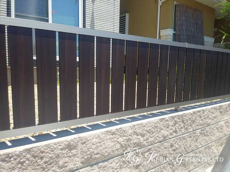 アンティーク系石積み風の天然石貼りがアクセントのクラシカルな門柱　大津市