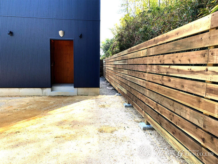 木目の門柱に真っ赤なポストがアクセント　大津市