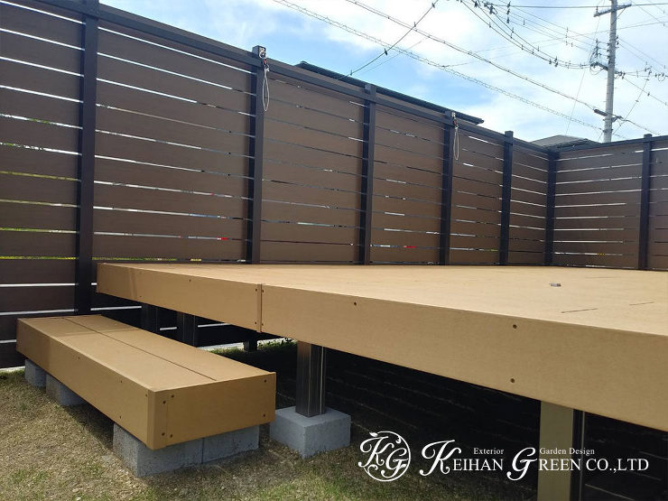 庭一面のウッドデッキで開放的なアウトドアリビング　京田辺市