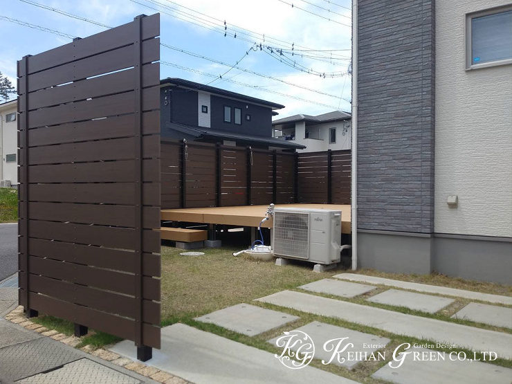 庭一面のウッドデッキで開放的なアウトドアリビング　京田辺市