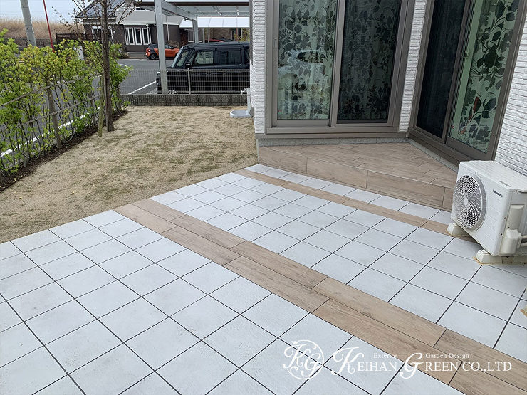 木調タイルがアクセント。緑が映えるナチュラルなタイルデッキ　野洲市