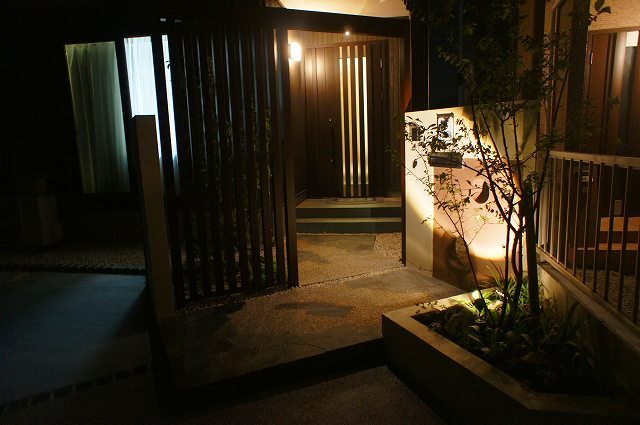 和風モダンなオープン外構をライトアップ