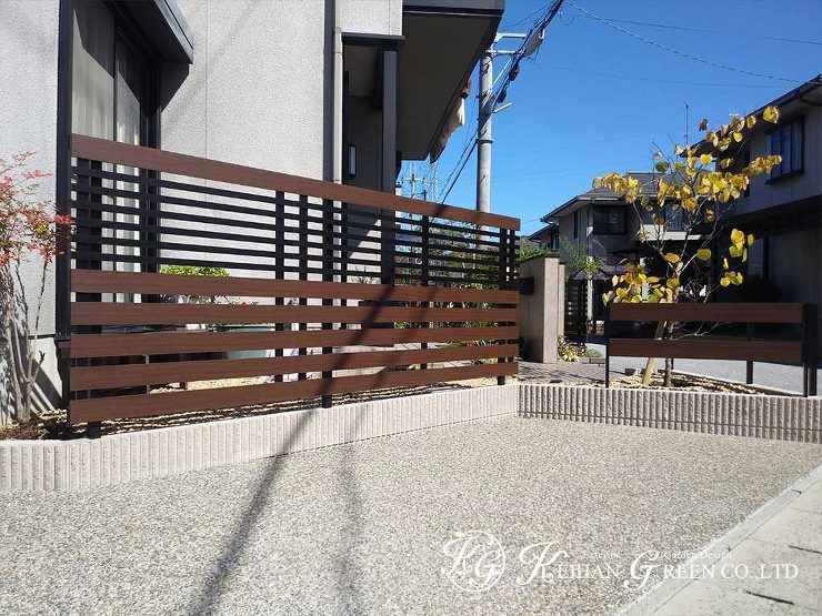 エバーアートボードと木調フェンスでナチュラルモダンな外まわりに　彦根市