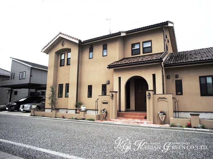 曲線と色使いで優美な雰囲気のお庭と外構　彦根市
