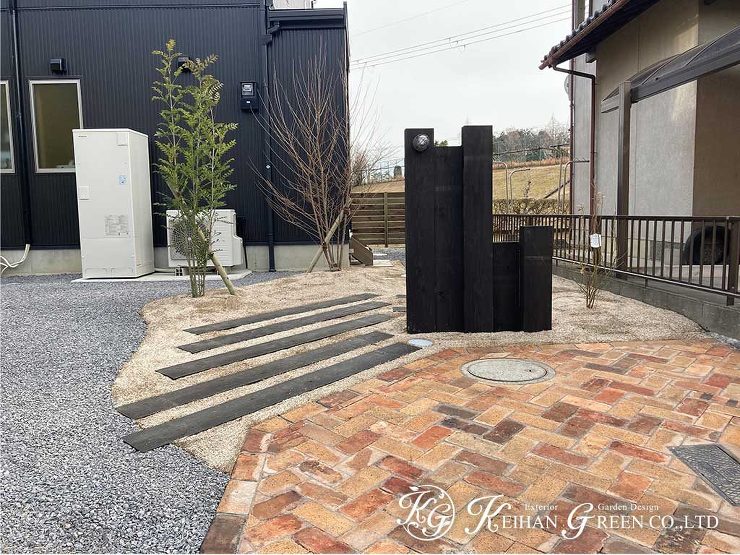枕木と天然芝を組み合わせたナチュラルなアプローチ　大津市