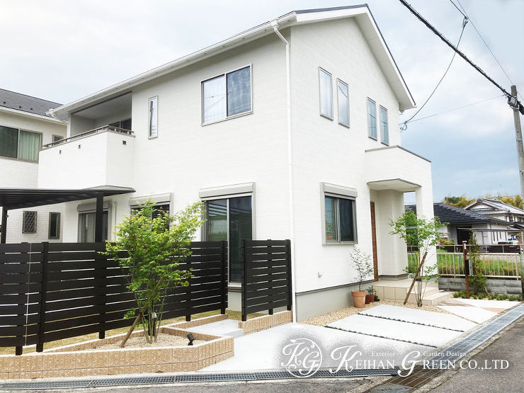 植栽とナチュラル色のフェンスで、新築外構に優しさをプラス　草津市