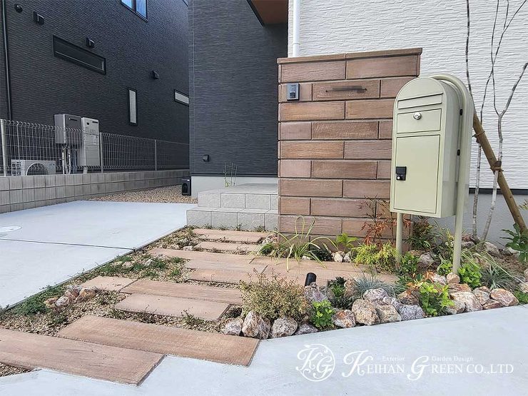 ナチュラルな雰囲気で植栽とマッチする門柱　草津市