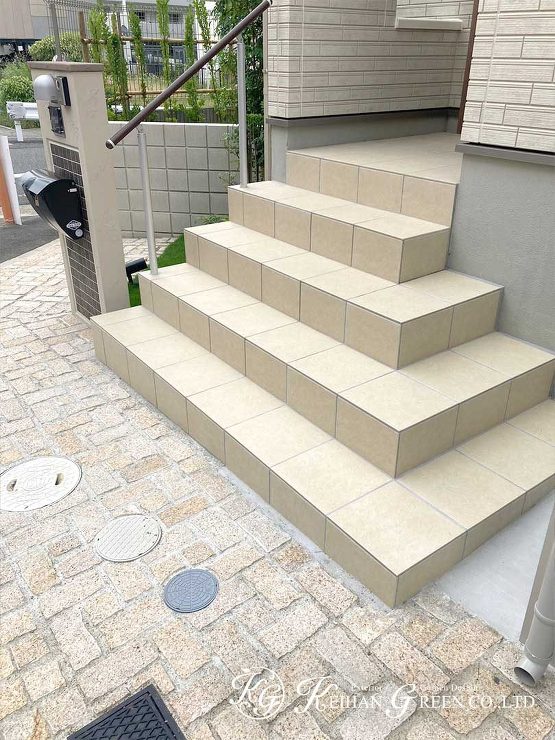 フラットデザインの屋根がなじむシンプルナチュラル外構　枚方市
