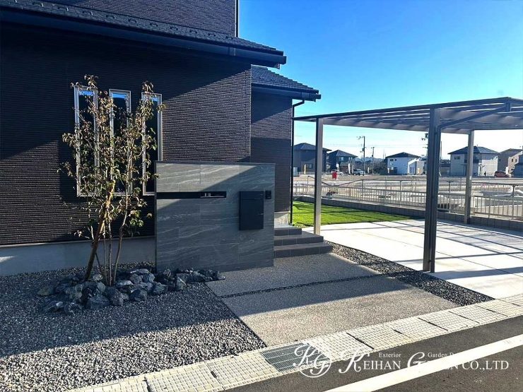 大判タイルが高級感を醸し出す門柱　近江八幡市