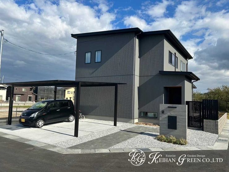 人気のRC杉板風タイルを使った門柱　湖南市