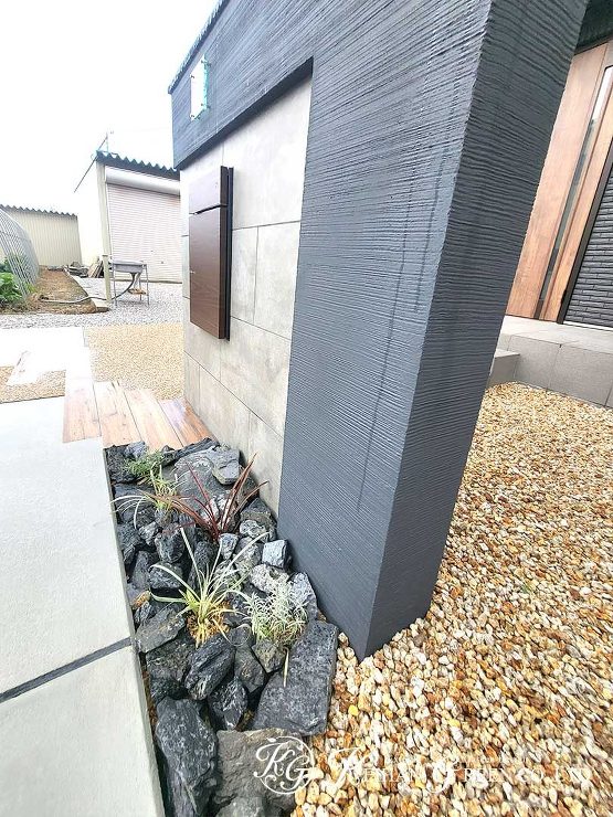 タイルと塗り壁を組み合わせたナチュラルモダンな門柱　米原市