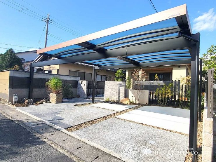 敷地幅いっぱいに配置したフレームが圧倒的な存在感　京都市