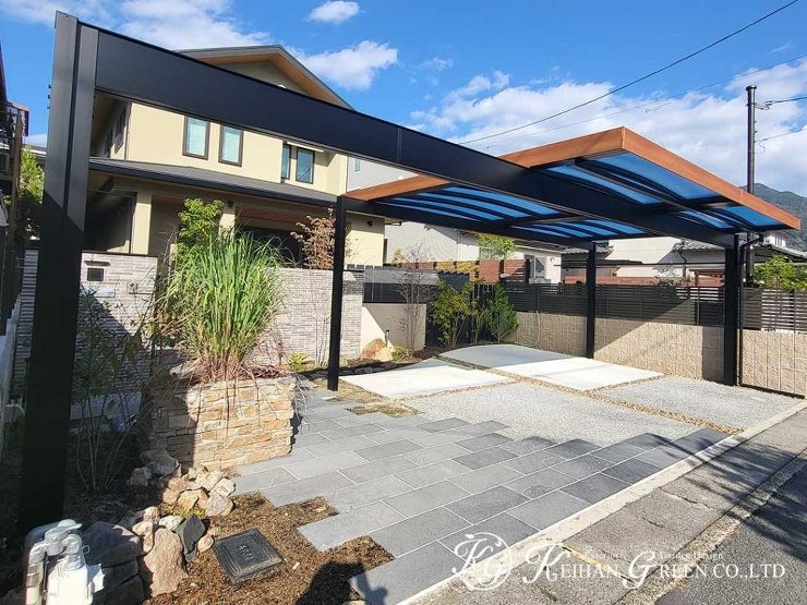 敷地幅いっぱいに配置したフレームが圧倒的な存在感　京都市