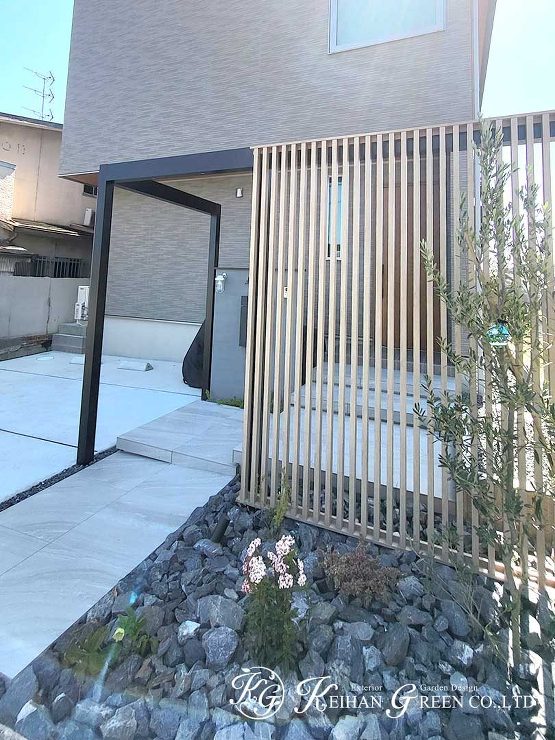 Gスクリーンを玄関前の目かくしに　大津市