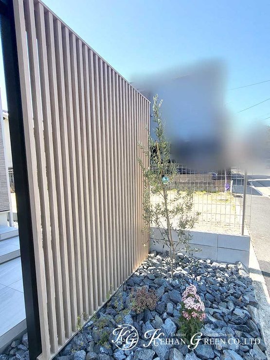 Gスクリーンを玄関前の目かくしに　大津市