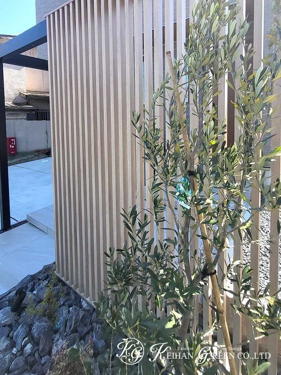 Gスクリーンを玄関前の目かくしに　大津市