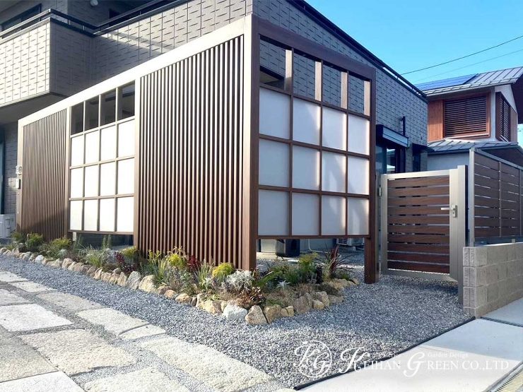 Gスクリーン+Ｇフレームを玄関前の目かくしに　竜王町