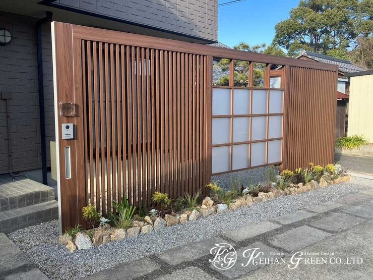 Gスクリーン+Ｇフレームを玄関前の目かくしに　竜王町