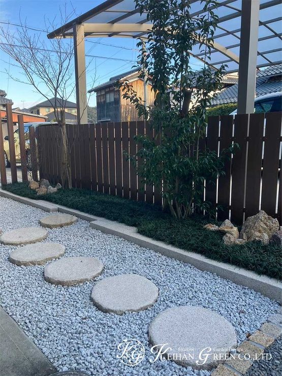 Gスクリーン+Ｇフレームを玄関前の目かくしに　竜王町