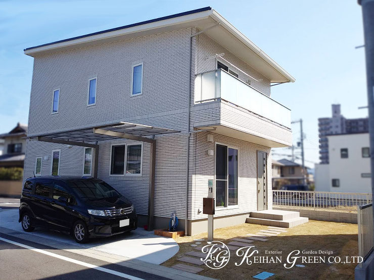 すっきりした門柱と天然芝の組み合わせでシンプルナチュラルなエクステリア　大津市