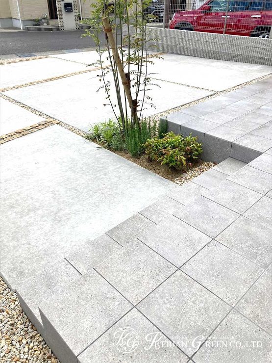 広々とした前庭をシンプルデザインで仕上げた外構　京田辺市