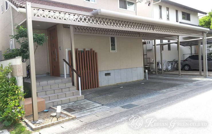 建物の形に合わせたL字型のオリジナルの折板カーポート　彦根市