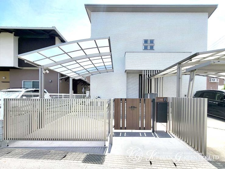 木目調の門扉が上質感をプラス　草津市