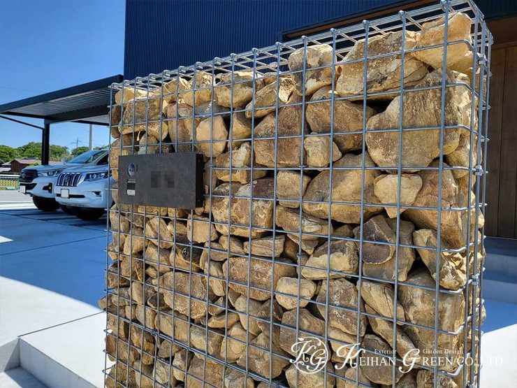 ＰCフェンスとガビオンがお洒落な西海岸風のオープン外構　彦根市