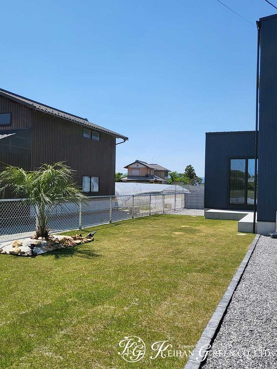 ＰCフェンスとガビオンがお洒落な西海岸風のオープン外構　彦根市