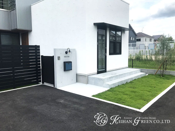 RC風塗り壁仕上げの門柱がおしゃれなスタイリッシュ外構　草津市