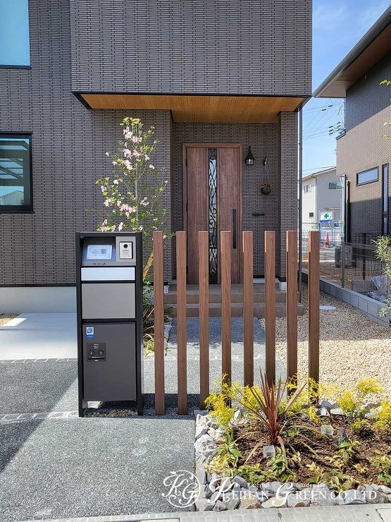 ブラック×木調の組合せでインダストリアルデザインなオープン外構　栗東市